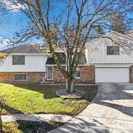 Parkside Getaway- Spacious Six Bedroom Home For Families & Friends